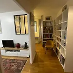 Quiet Apartment Near The Marais Balcony